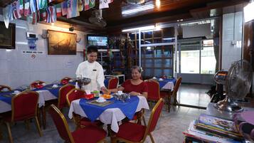 Breakfast, lunch, dinner served; Burmese cuisine
