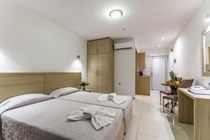 Tabla de planchar con plancha, wifi gratis y ropa de cama 