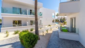 Un bâtiment moderne à deux étages, doté d’une piscine, d’un espace extérieur aménagé et d’un jardin bien entretenu.