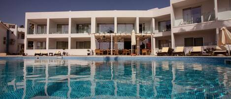 Outdoor pool, pool umbrellas, sun loungers