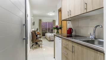 Kühlschrank, Wasserkocher, Kochgeschirr/Geschirr/Besteck