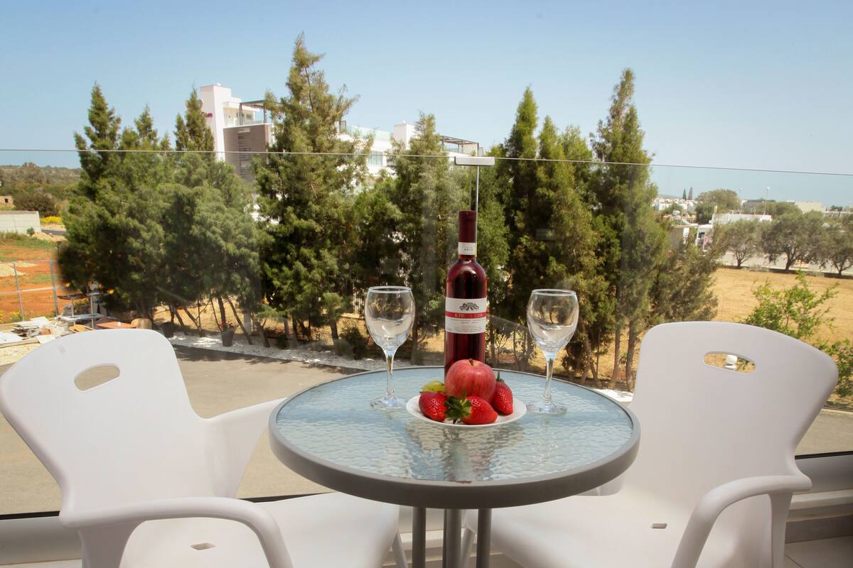 Estudio Deluxe, vista al jardín | Balcón