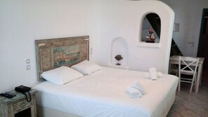 Studio | Tallelokero huoneessa, pimennysverhot, äänieristys, silitysrauta/-lauta