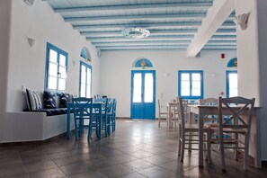 Breakfast served, beach views - Viva Mare Hotel (Pylos-Nestoras)