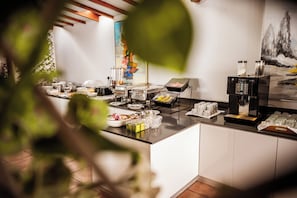 Daily full breakfast (EUR 12 per person)