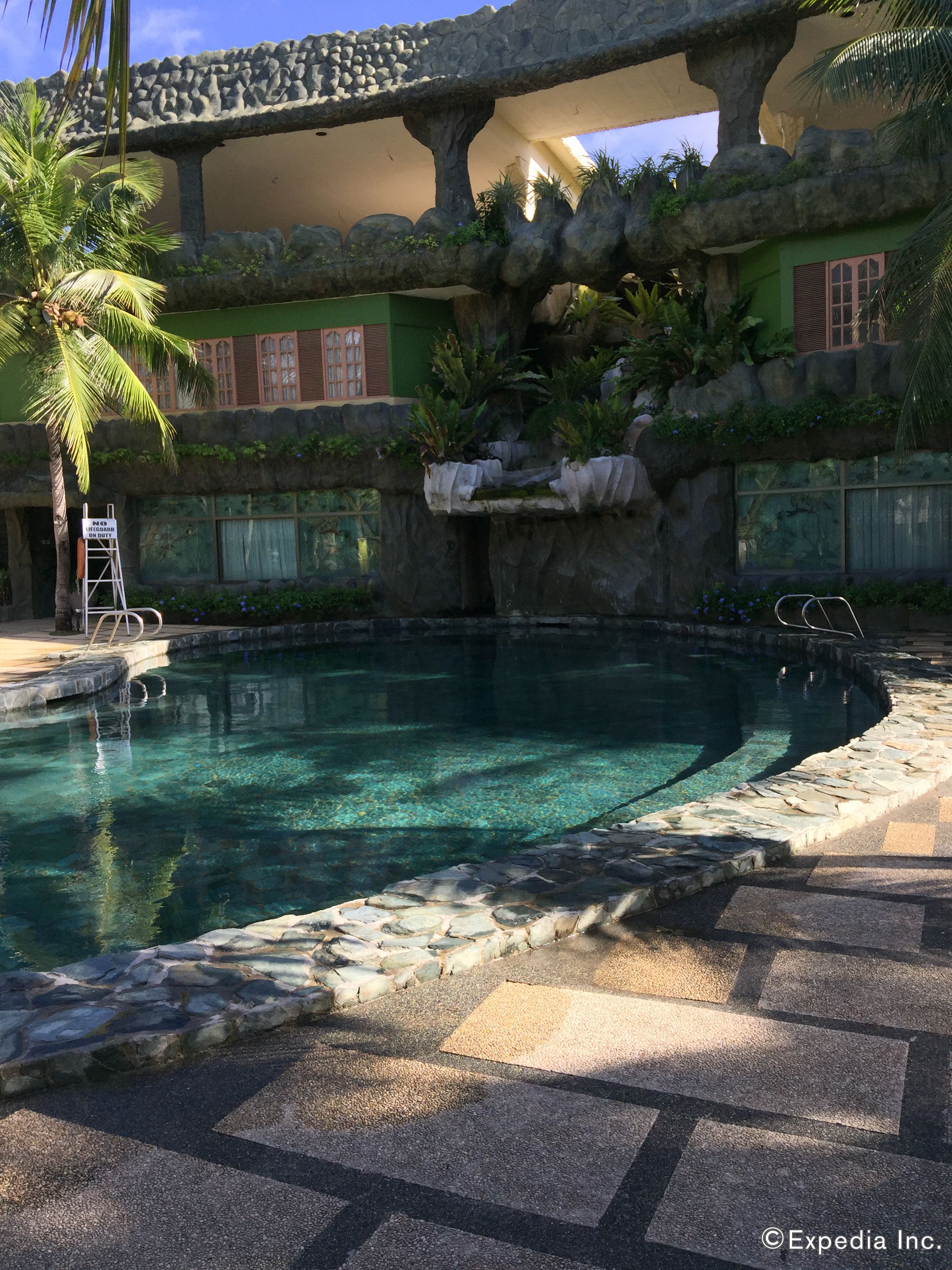 2 outdoor pools