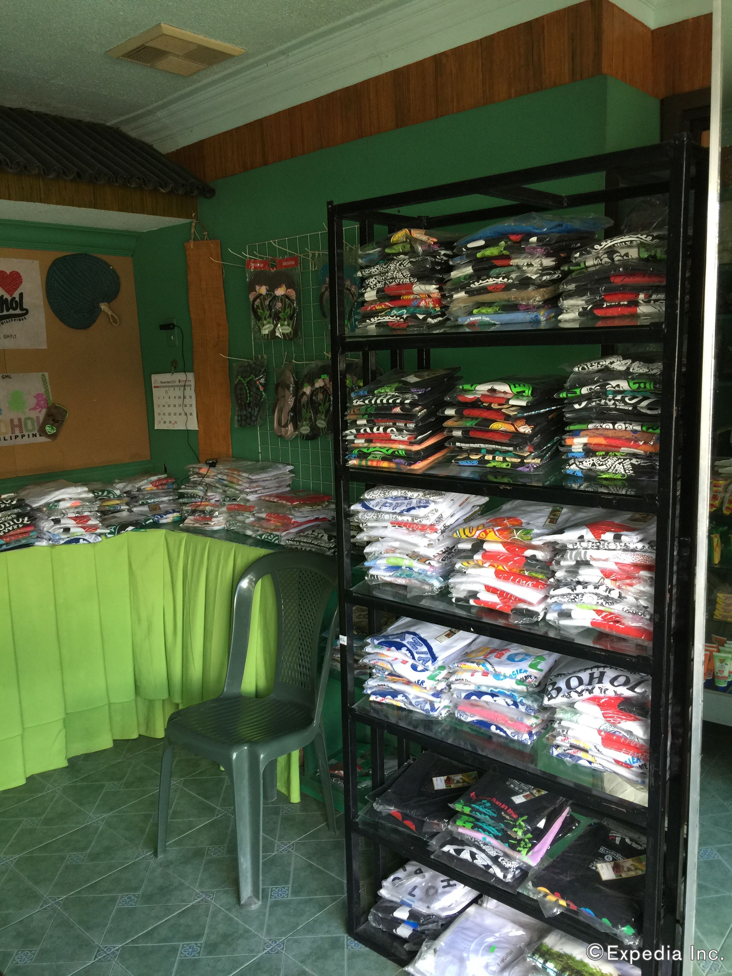 Loja com prateleiras cheias de várias peças de roupa.