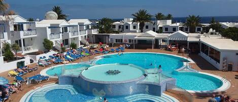 4 outdoor pools, pool loungers