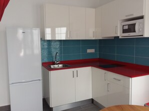 Fridge, microwave, stovetop, electric kettle - Atlantis Las Lomas (Tías)