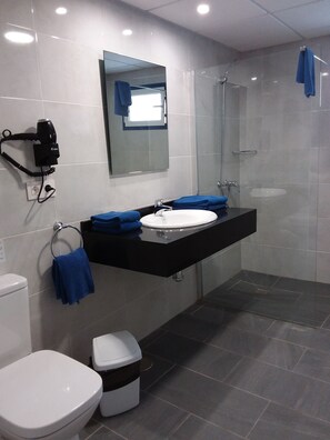 Apartment, 2 Bedrooms | Bathroom | Shower, hair dryer, towels - Atlantis Las Lomas (Tías)