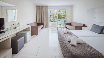 Family Room | In-room safe, soundproofing, free WiFi, bed sheets