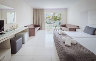 Habitación familiar | Caja fuerte, sistema de insonorización, wifi gratis y ropa de cama