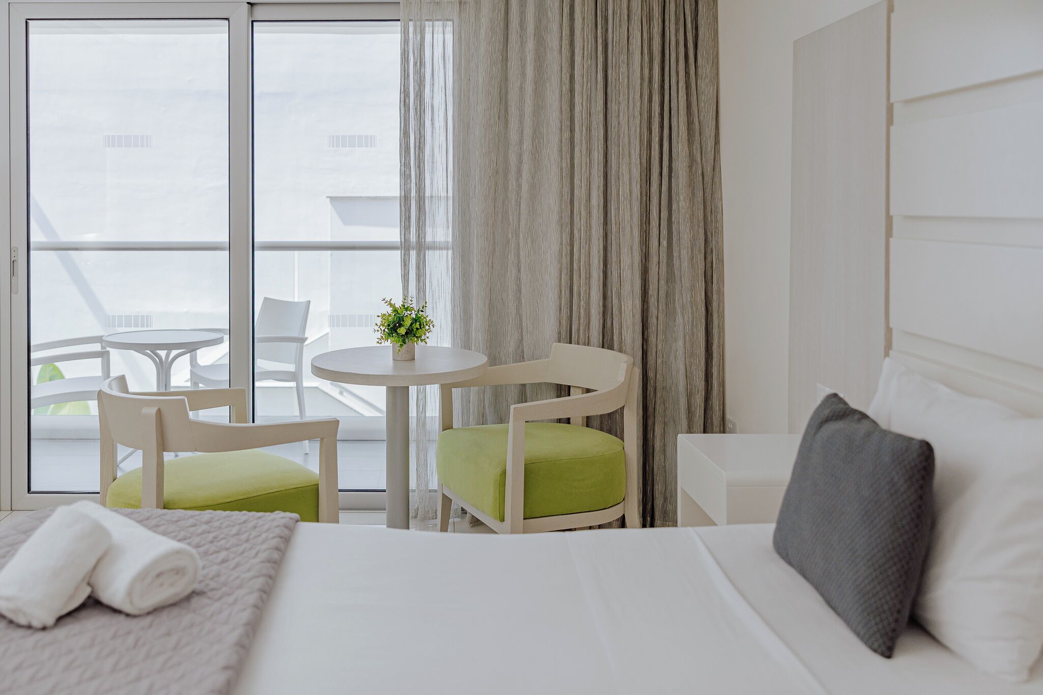 In-room safe, soundproofing, free WiFi, bed sheets
