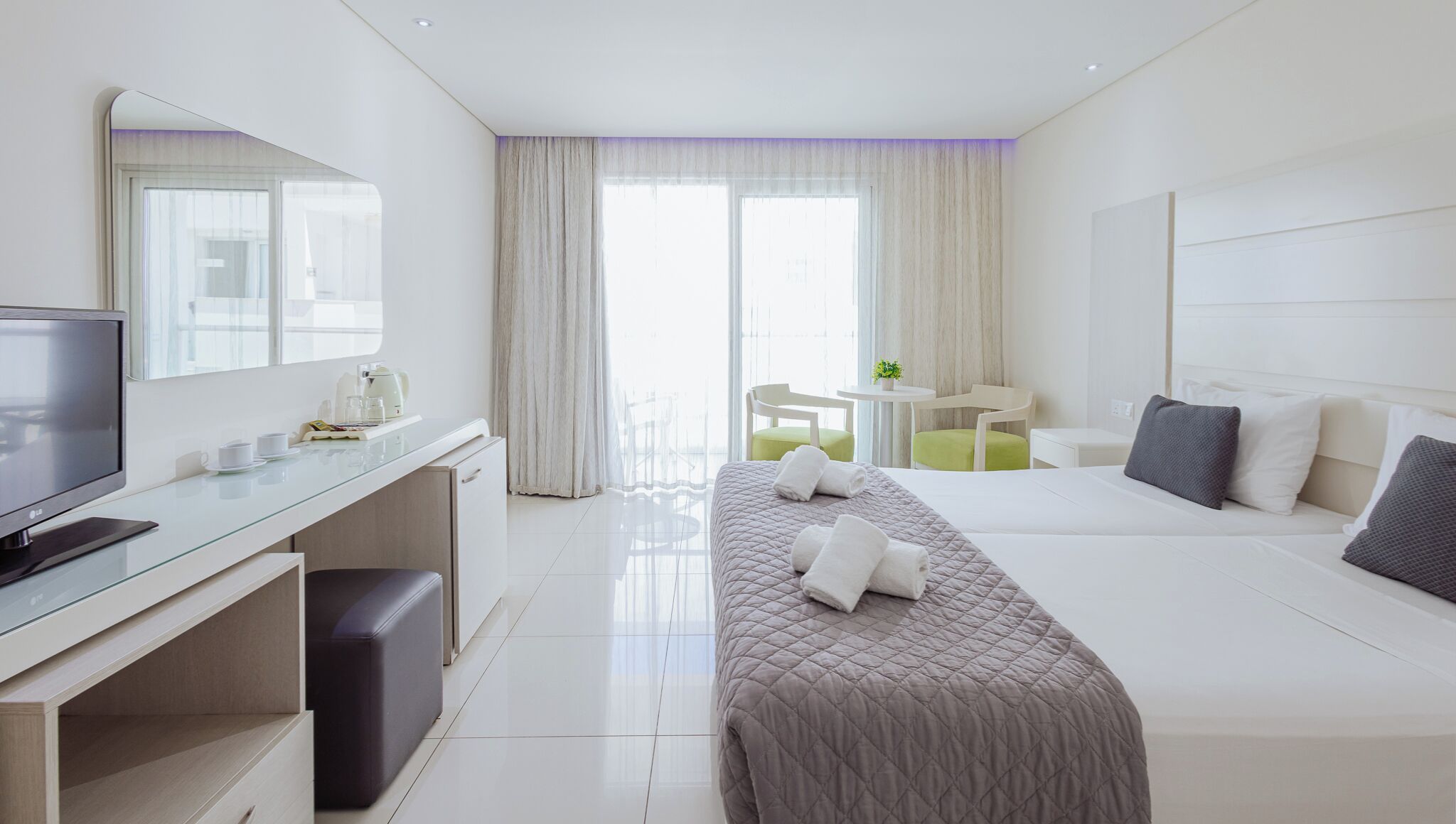 In-room safe, soundproofing, free WiFi, bed sheets
