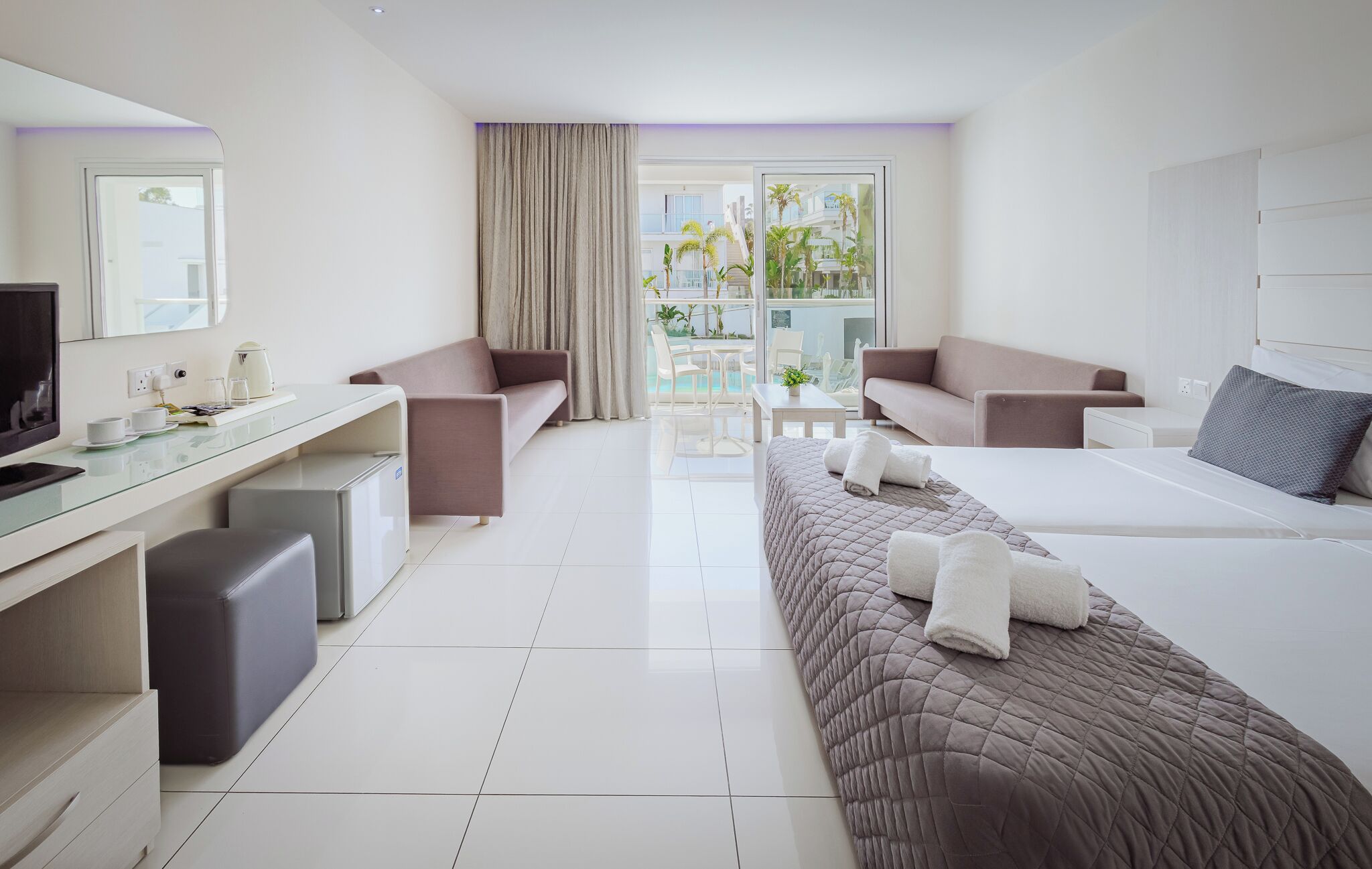 In-room safe, soundproofing, free WiFi, bed sheets