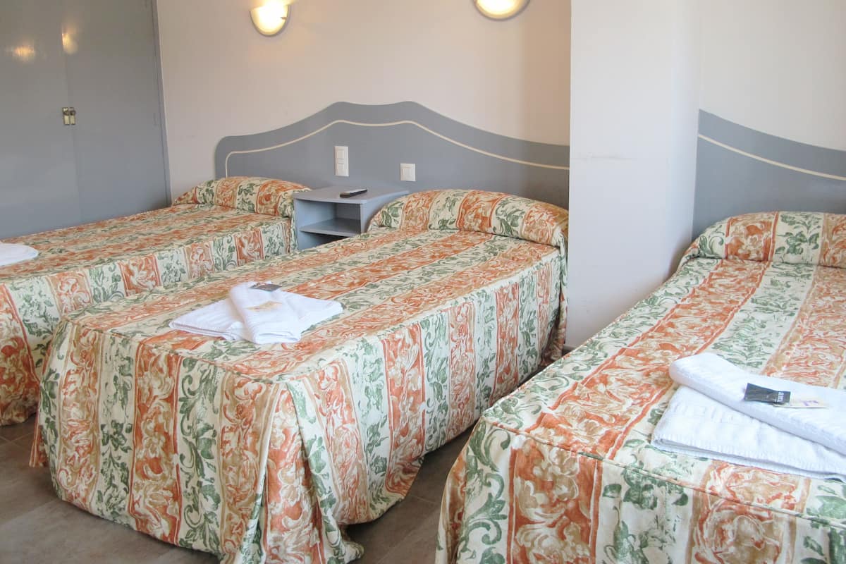 Driepersoonskamer | Verduisterende gordijnen, gratis babybedden