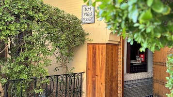 Vista frontal de la propiedad
