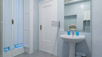 Camera Classic | Bagno | Doccia, soffione a pioggia, set di cortesia gratuito, asciugacapelli