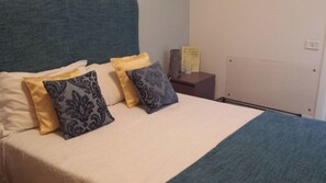 Classic Room | In-room safe, individually decorated, iron/ironing board, free WiFi - Casa Mariella (Naples)