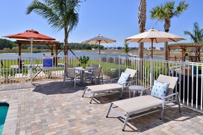 Kolam renang terbuka, payung kolam, kerusi lepak pantai 