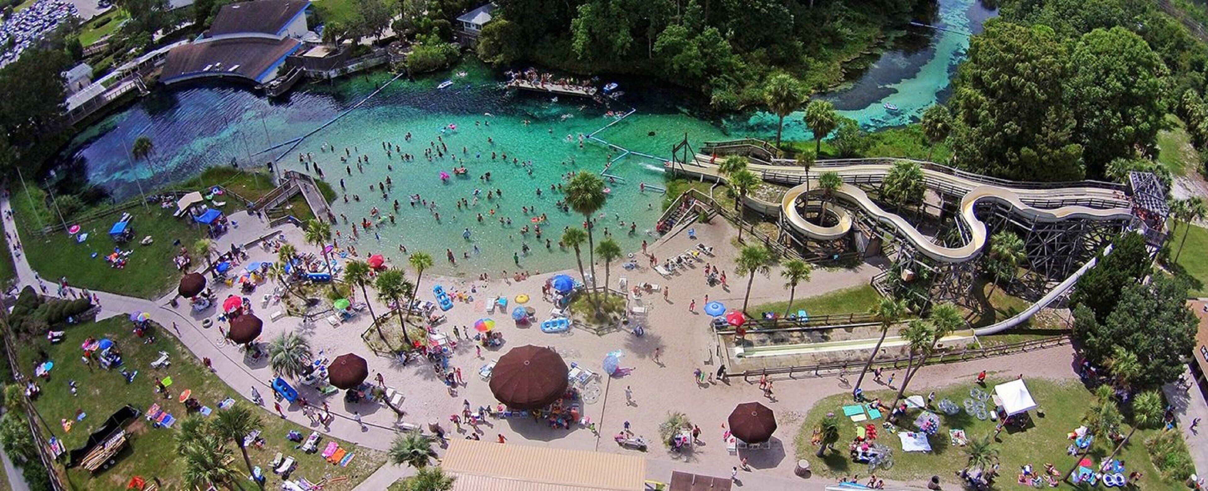 Vista aérea de una zona de playa con un tobogán acuático y una piscina.