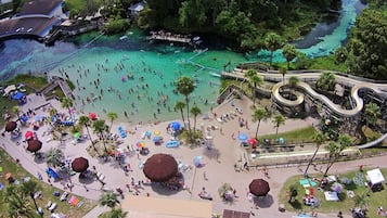 Vista aérea de una zona de playa con un tobogán acuático y una piscina.