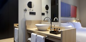 Comfort Double or Twin Room, Terrace, Courtyard View | Bathroom | Shower, free toiletries, hair dryer, towels - Hotel Àmbit Barcelona (Barcelona)