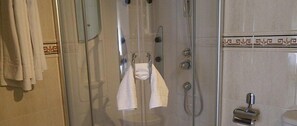Bathroom shower - Hotel Eumesa (Pontedeume)