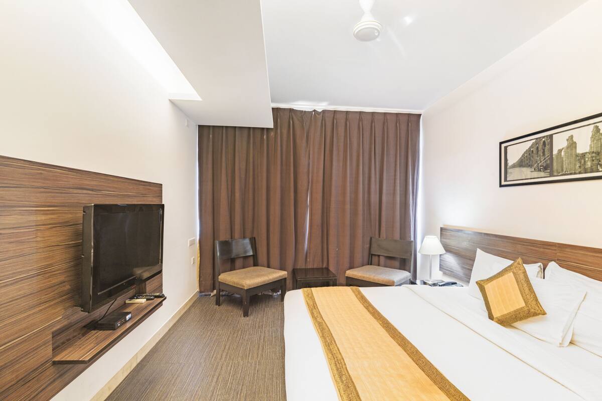 Deluxe Room | Egyptian cotton sheets, premium bedding, memory-foam beds, minibar