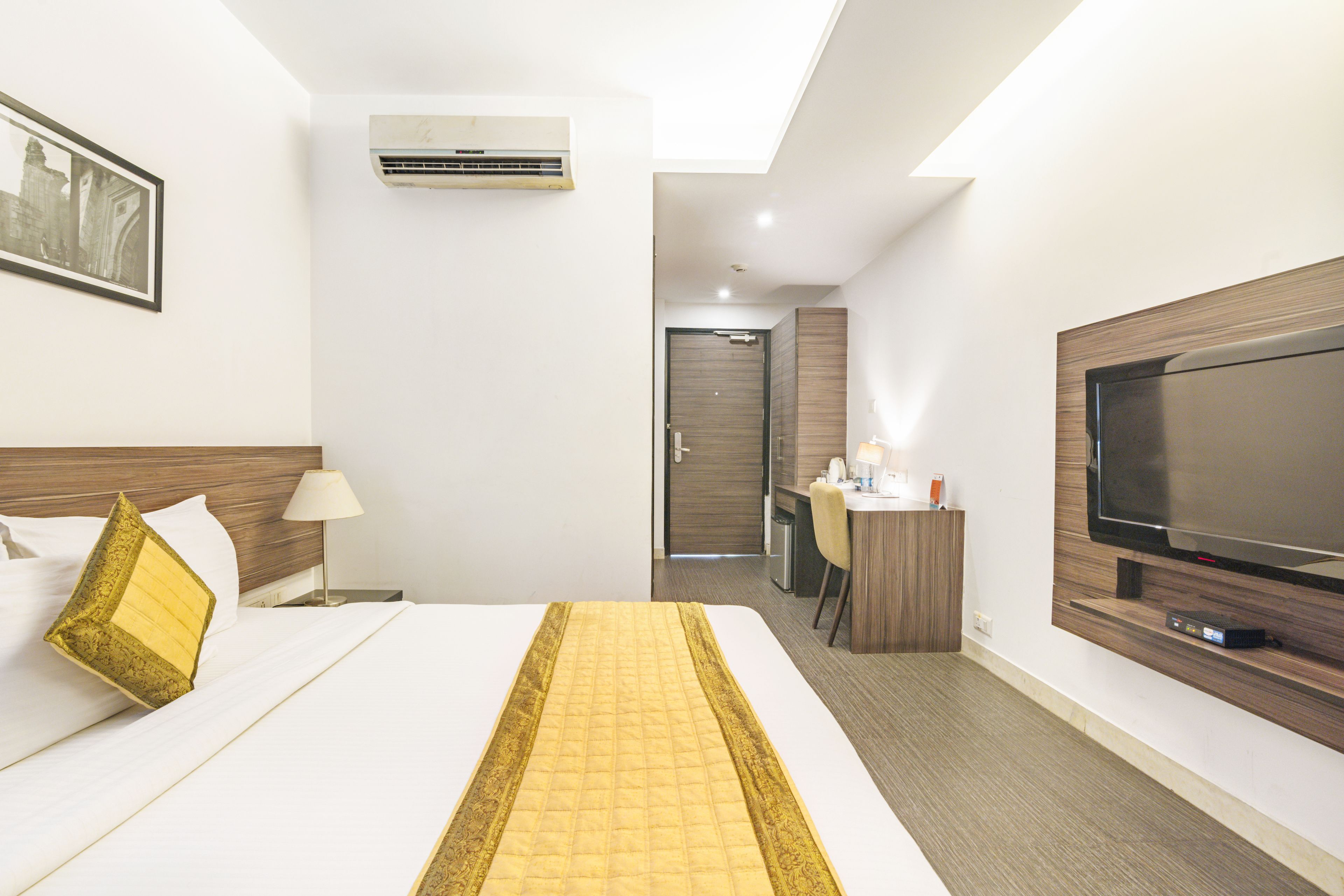 Deluxe Room | Egyptian cotton sheets, premium bedding, memory-foam beds, minibar