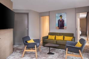 Een minibar, een kluis op de kamer, individueel gemeubileerd, een bureau