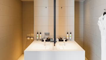 Suite Exclusive, 1 très grand lit et 1 canapé-lit | Salle de bain | Douche à « effet pluie », articles de toilette de luxe, sèche-cheveux