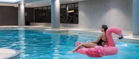 Een binnenzwembad, open van 07.30 uur tot 22.00 uur, en ligstoelen