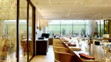 Der serveres frokost, aftensmad og franske retter
