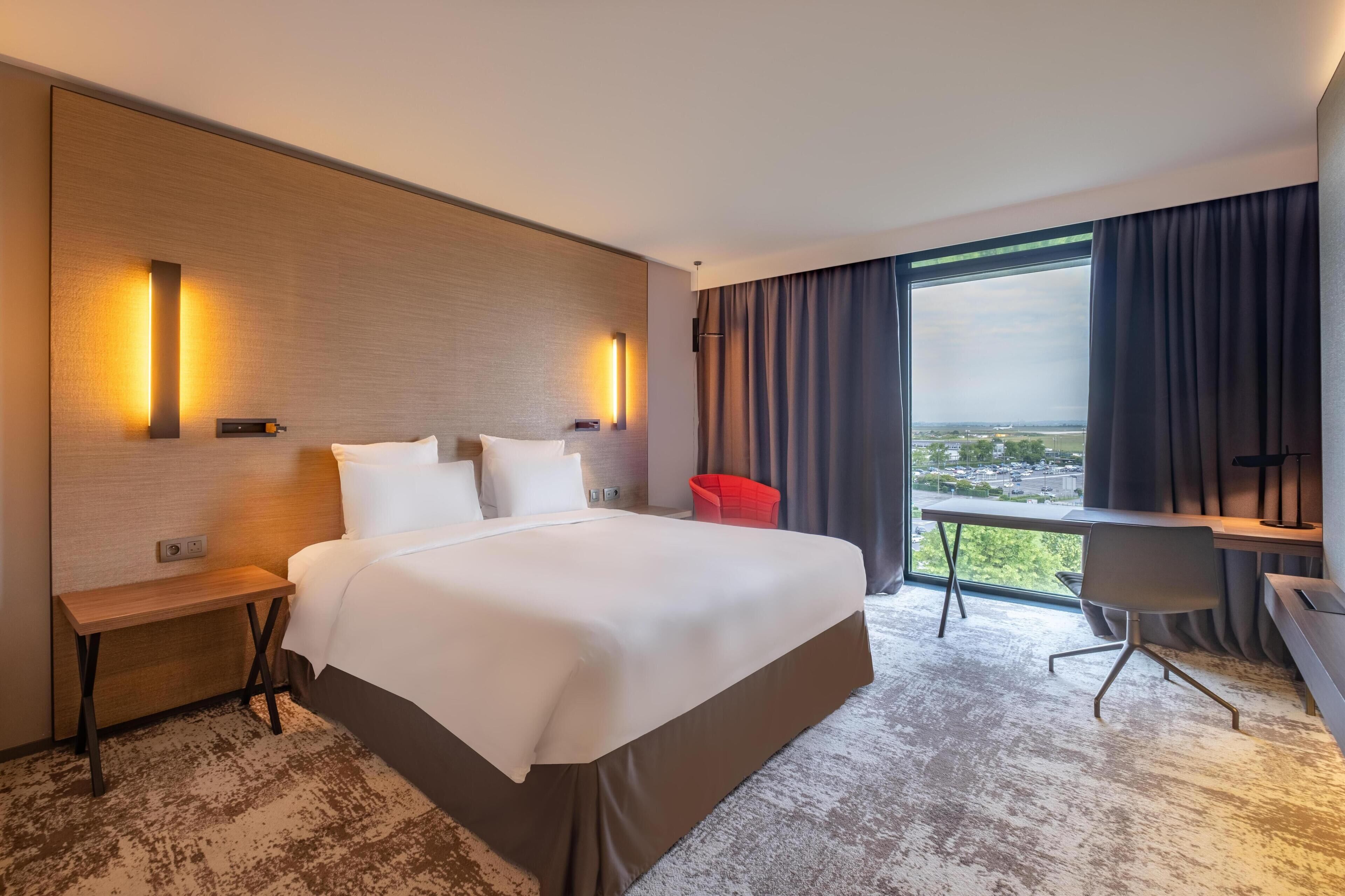 Premium Room | Minibar, in-room safe, desk, laptop workspace
