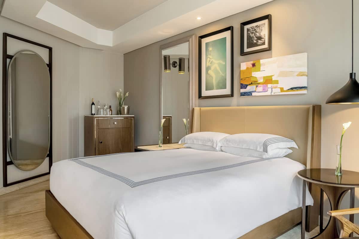 Bộ đồ giường cao cấp, minibar, két bảo mật tại phòng