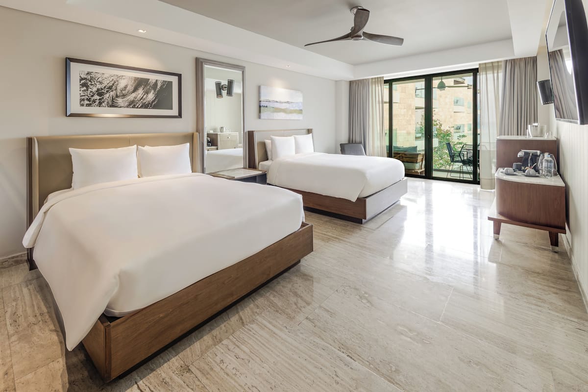 Quarto, 2 camas Queen, vista parcial para o oceano (Beach House) | Roupas de cama premium, frigobar, cofres nos quartos, cortinas blackout