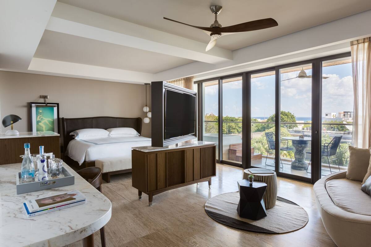 Roupas de cama premium, frigobar, cofres nos quartos, cortinas blackout