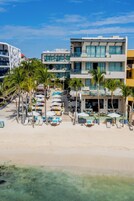 På stranden, vit sandstrand, solstolar och parasoller