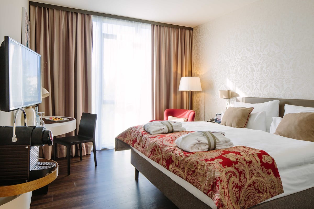 1 bedroom, premium bedding, in-room safe, desk