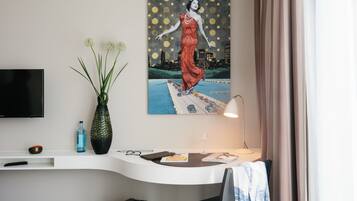 1 Schlafzimmer, hochwertige Bettwaren, Zimmersafe, Schreibtisch