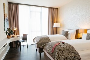 Ropa de cama de alta calidad y caja de seguridad en la habitación 