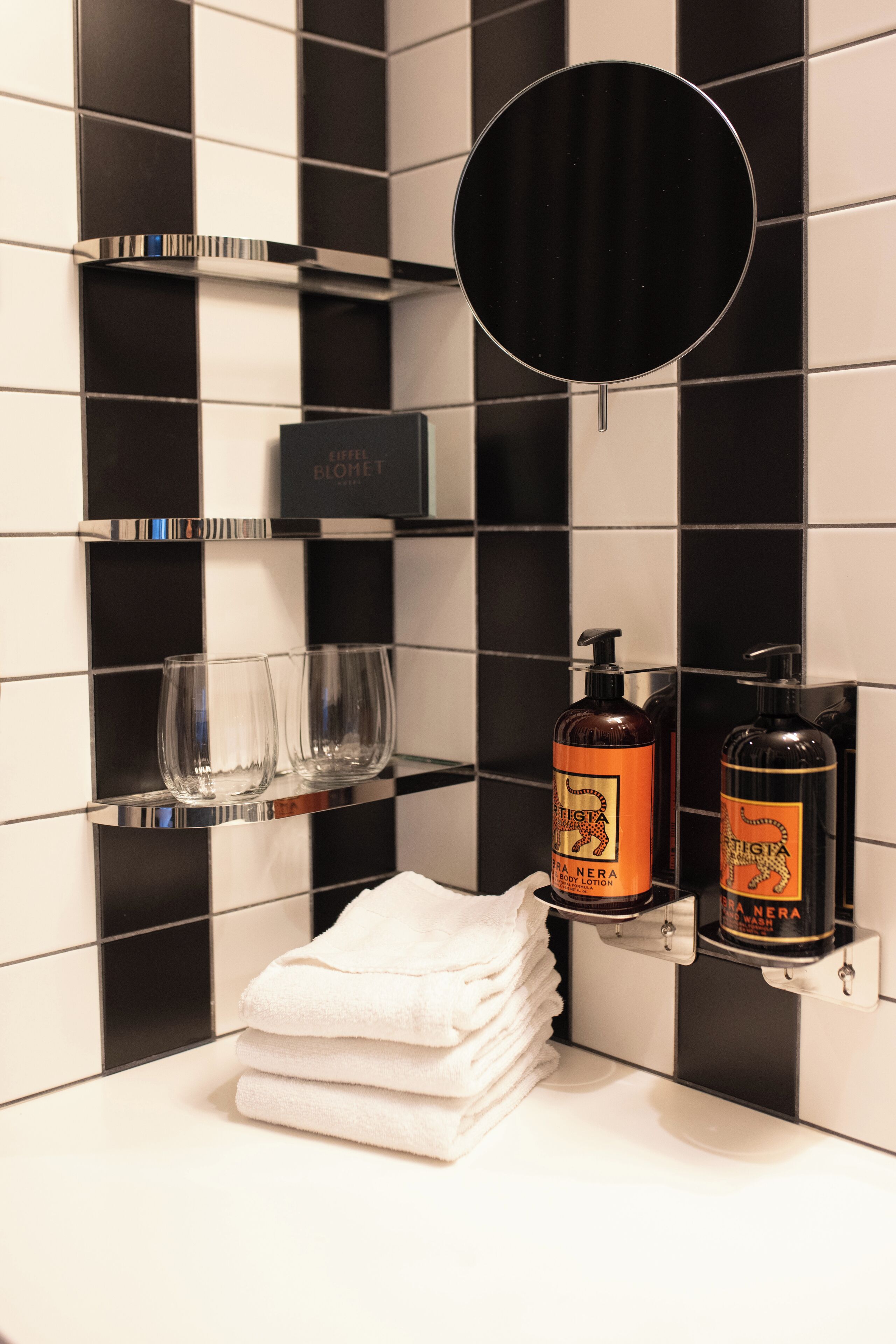 classic double room | bathroom | free toiletries, hair dryer, bathrobes, slippers