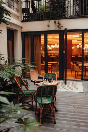 每日供应自助式早餐(每人 EUR 22)