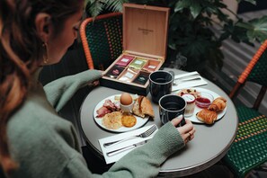 Daily buffet breakfast for a fee