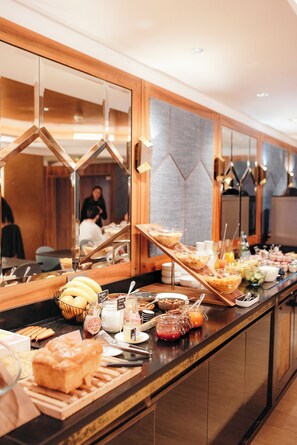 Petit déjeuner buffet (22 EUR par personne)