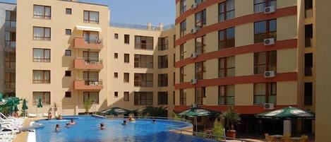 Una piscina techada, una piscina al aire libre