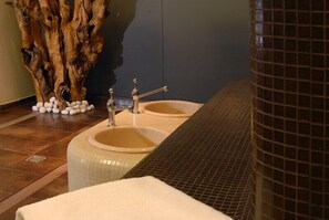 Sauna, poreallas, höyrysauna, vartalohoitoja, klassista hierontaa