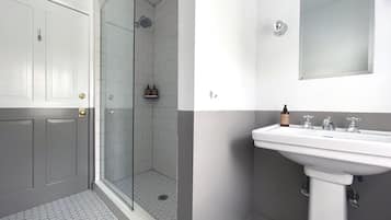 Standard Room, 1 Katil Ratu (Queen) | Bilik Mandi | Pancuran mandi, hulu semburan mandi hujan