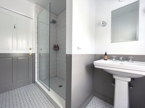 Standardværelse - 1 queensize-seng | Badeværelse | Bruser, brusehoved med spredningseffekt, designertoiletartikler